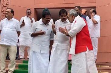 इसी दौरान अंदर से केंद्रीय मंत्री गिरिराज सिंह बाहर निकलते हैं और इन लोगों को आपस में बातचीत करते हुए देखते हैं और वेणगोपाल के कंधे पर थपकी देते हैं. वो उन्हें देखते हैं और मुस्कुराते हैं. इसके बाद दोनों नेता एक दूसरे को गले लगाते हैं.