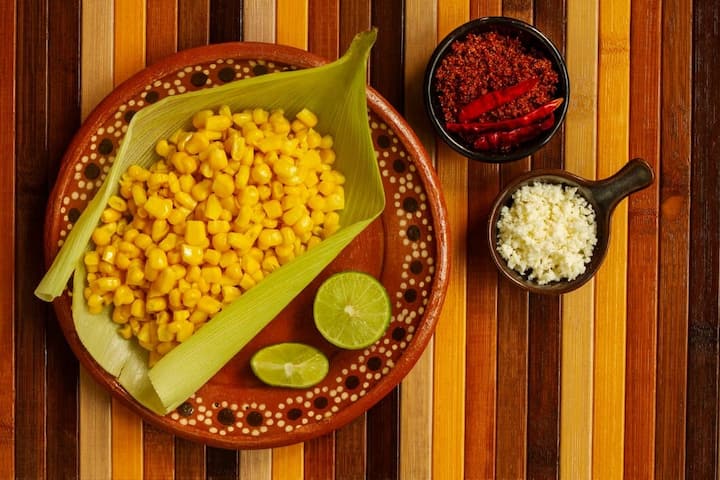 इस मिश्रण को 3 से 4 मिनट तक पकाएं फिर एक बाउल में निकाल कर ऊपर से हरे धनिए की पत्तियां डालकर सर्व करें.