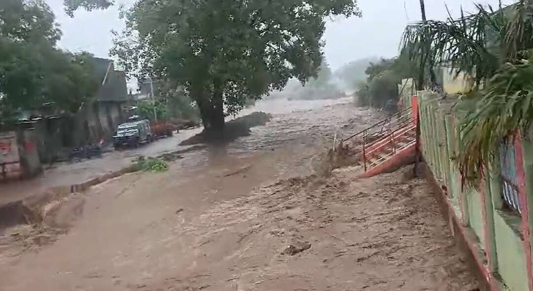 Weather Update : अमरावती, यवतमाळ, वाशिमसह अकोल्यात पावसाची जोरदार बॅटिंग; शेतीला तलावाचे स्वरूप, तर नदी नाल्याला पूर vidarbha weather update monsoon massive damage in vidarbha Heavy rain batting in Akola including Amravati Yavatmal Washim Farming is a pond while a river is a flood maharashtra marathi news Weather Update : अमरावती, यवतमाळ, वाशिमसह अकोल्यात पावसाची जोरदार बॅटिंग; शेतीला तलावाचे स्वरूप, तर नदी नाल्याला पूर