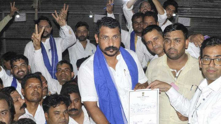 बीजेपी के को लोकसभा चुनाव में बहुमत न मिलने के सवाल पर चंद्रशेखर आजाद ने कहा कि इलेक्शन कमिशन की वेबसाइट देखकर बहुत अच्छा लगा, लेकिन इन सब के बीच सवाल यह उतरा है कि क्या चंद्रशेखर आजाद एनडीए में जाएंगे या इंडिया अलायंस में. चंद्रशेखर आजाद ने कहा कि भले ही मैं भाजपा के खिलाफ लड़ रहा था, लेकिन विपक्षी इंडिया गठबंधन ने मेरी कौन सी मदद कर दी. मुझे जिन लोगों ने वोट दिया वह अपने हितों को देखते हुए दिया. मेरा बिल्कुल स्पष्ट कहना है कि जिसकी सरकार बनेगी और उनकी पॉलिसीज में लोगों के साथ अन्याय हुआ तो मैं उनसे लडूंगा.