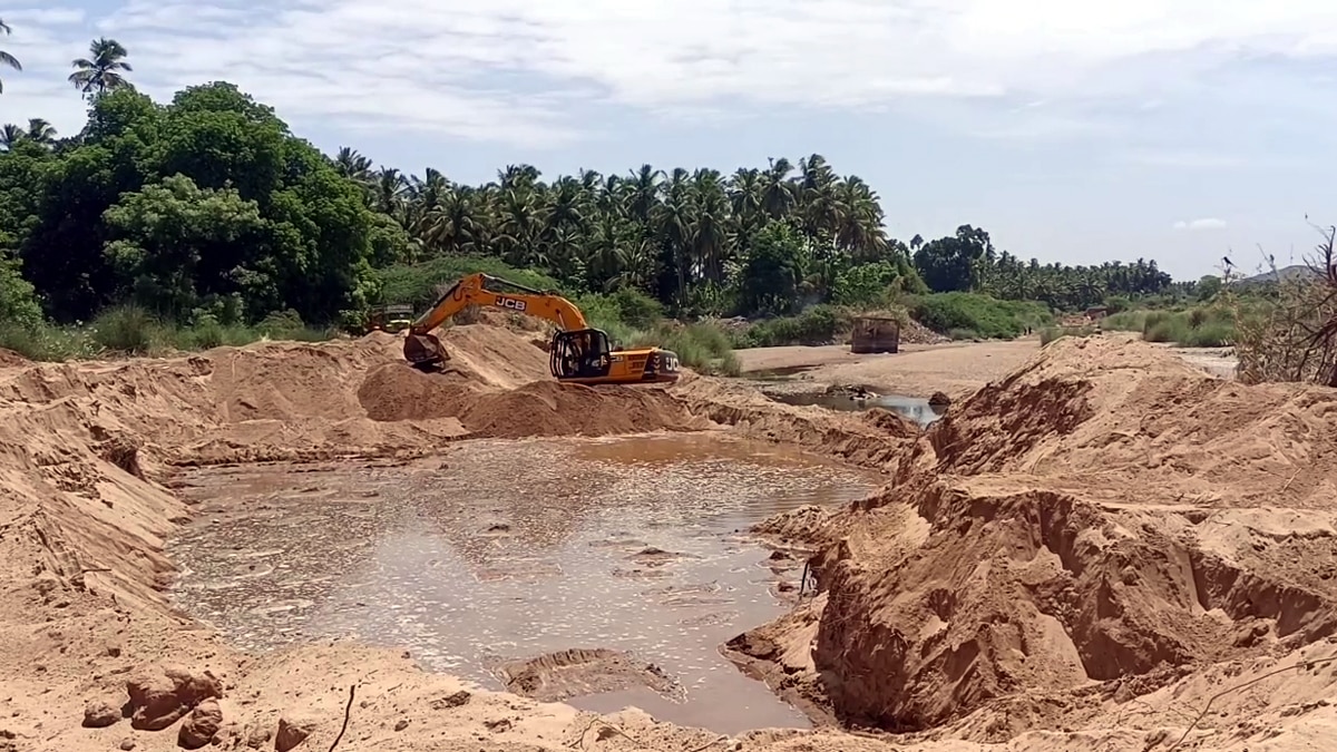 Vaigai river: நீதிமன்ற உத்தரவை மீறி மீண்டு வைகை ஆற்றில் மணல் கொள்ளை