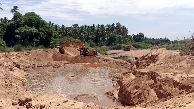 Sand robbery in Vaigai river has been resumed in violation of court order - TNN Vaigai river: நீதிமன்ற உத்தரவை மீறி மீண்டு வைகை ஆற்றில் மணல் கொள்ளை