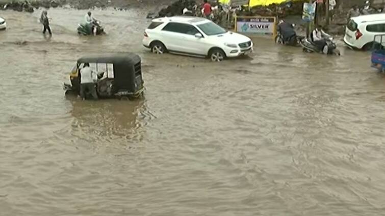 Rajkot Rain Roads were flooded due to rain in different areas of Rajkot Rajkot Rain: રાજકોટમાં મેઘરાજાની ધમાકેદાર એન્ટ્રી, ધોધમાર વરસાદથી ઠેર ઠેર ભરાયા પાણી