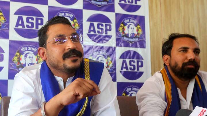 चंद्रशेखर आजाद ने कहा कि अखिलेश यादव से हमारी बात नहीं बनी. हमने चुनाव से पहले सबसे बात की थी. हो सकता है कि अखिलेश यादव हमारे आंदोलन को बहुत कमजोर आंक रहे हैं. मुझे बहुत ज्यादा उम्मीद नहीं है. गठबंधन को लेकर जो घमंड है नेताओं में इसे भी समझने की जरूरत है. हो सकता है कि उनका भविष्य में एहसास होगी उनसे गलती हुई है, लेकिन मुझसे गलती नहीं हुई. मैंने फिर भी अपनी जिम्मेदारी निभाई.