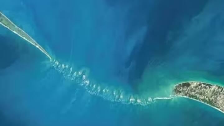 इसे एडम ब्रिज के नाम से भी जाना जाता है, यह भारत और श्रीलंका को जोड़ता है.