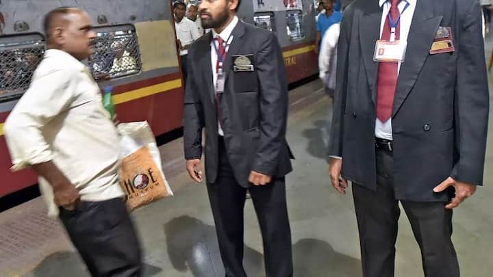 ट्रेवल टिकट एग्जामिनर का काम होता है. ट्रेन में सभी यात्री अपनी सही सीट पर बैठे हो. उन्हें किसी तरह की परेशानी ना हो.