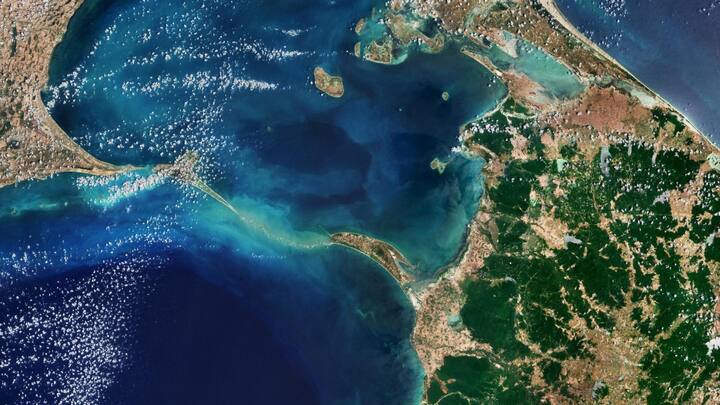 दरअसल, राम सेतु भारत के दक्षिण-पूर्वी तट पर रामेश्वरम द्वीप और श्रीलंका के मन्नार द्वीप के बीच 48 किलोमीटर तक फैला है. यह मन्नार की खाड़ी, जो हिंद महासागर का एक प्रवेश द्वार है.