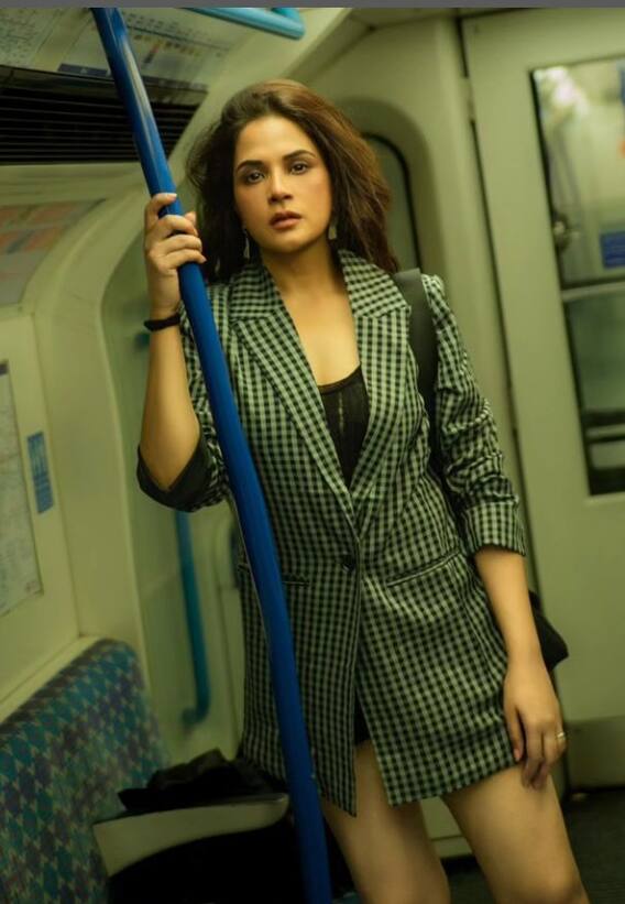 પ્રિન્ટેડ બ્લેક લૉન્ગ કૉટમાં ઋચા ચડ્ઢાનો લેડી બૉસ લૂક