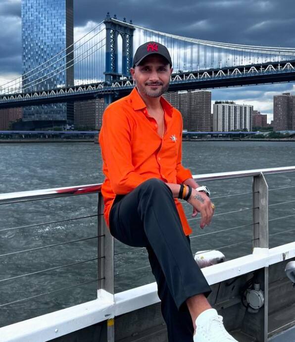 ਦੱਸ ਦੇਈਏ ਕਿ ਇਨ੍ਹੀਂ ਦਿਨੀਂ ਸਾਬਕਾ ਕ੍ਰਿਕਟਰ ਕੁਮੈਂਟਰ ਦੀ ਭੂਮਿਕਾ ਨਿਭਾ ਰਿਹਾ ਹੈ। ਉਹ ਅਮਰੀਕਾ ਅਤੇ ਵੈਸਟਇੰਡੀਜ਼ ਵਿੱਚ ਚੱਲ ਰਹੇ ਆਈਸੀਸੀ ਟੀ-20 ਵਿਸ਼ਵ ਕੱਪ 2024 ਦੌਰਾਨ ਸਟਾਰ ਸਪੋਰਟਸ ਦੇ ਪੈਨਲ ਦਾ ਹਿੱਸਾ ਹੈ।