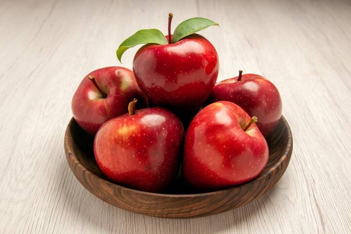 डायबिटीज के मरीजों के लिए सेब (Apples) खाना फायदेमंद होता है. इसमें नेचुरल शुगर पाया जाता है, जो नुकसान नहीं पहुंचाता है. सेब में फाइबर और विटामिन सी पाया जाता है, जो पेक्टिन ब्लड शुगर को कंट्रोल करने में मदद करता है. रोजाना एक सेब जरूर खाना चाहिए. सेब को हमेशा छिलकों के साथ खाना चाहिए.