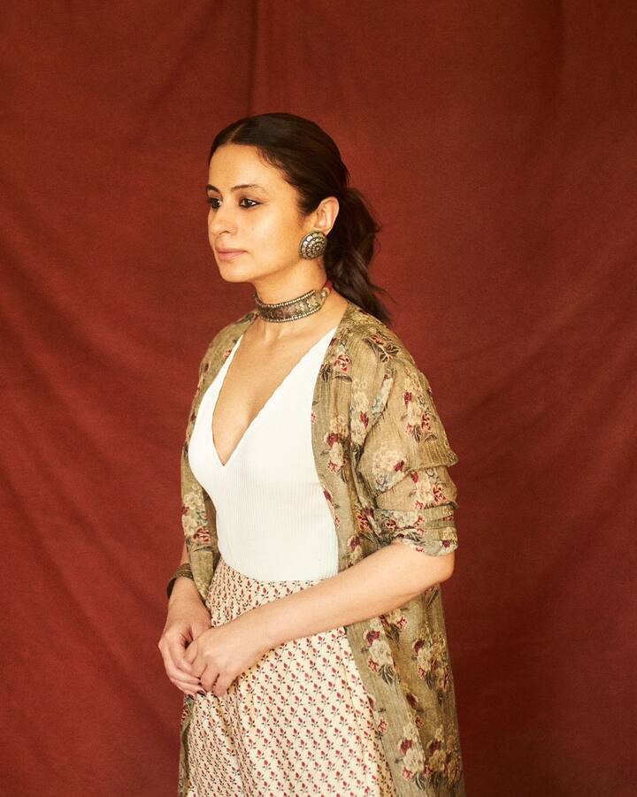 ఇక అసలు విషయానికి వస్తే.. ‘మీర్జాపూర్’ సీరిస్‌లో మరో స్పెషల్ అట్రాక్షన్ రసిక దుగల్. అదేనండి.. కాలిన్ భయ్య భార్య బీనా.  - Rasika Dugal/Instagram