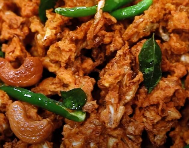 தேவையான பொருட்கள் : முட்டைக்கோஸ் - 250 கிராம், உப்பு தேவையான அளவு, மிளகு தூள் - 1 தேக்கரண்டி, மஞ்சள் தூள் - 1/2தேக்கரண்டி, சீரக தூள் - 1 தேக்கரண்டி, காஷ்மீரி மிளகாய் தூள் - 2 தேக்கரண்டி, இஞ்சி பூண்டு விழுது - 1 1/2 தேக்கரண்டி, அரிசி மாவு - 2 மேசைக்கரண்டி , சோள மாவு - 1 மேசைக்கரண்டி, கடலை மாவு - 1 1/2 கப், முந்திரி பருப்பு - 100 கிராம் , பச்சை மிளகாய், எண்ணெய்