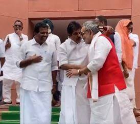 इतना ही नहीं गिरिराज सिंह के सुरेश से भी हाथ मिलाते हैं और चलने लगते हैं. इतने में वेणुगोपाल फिर गिरिराज सिंह को बुलाते हैं और कुछ बातचीत करते हुए हात मिलाते हैं और जोर से तीनों नेता हंसने लगते हैं. इसके बाद गिरिराज सिंह आगे निकल जाते हैं.