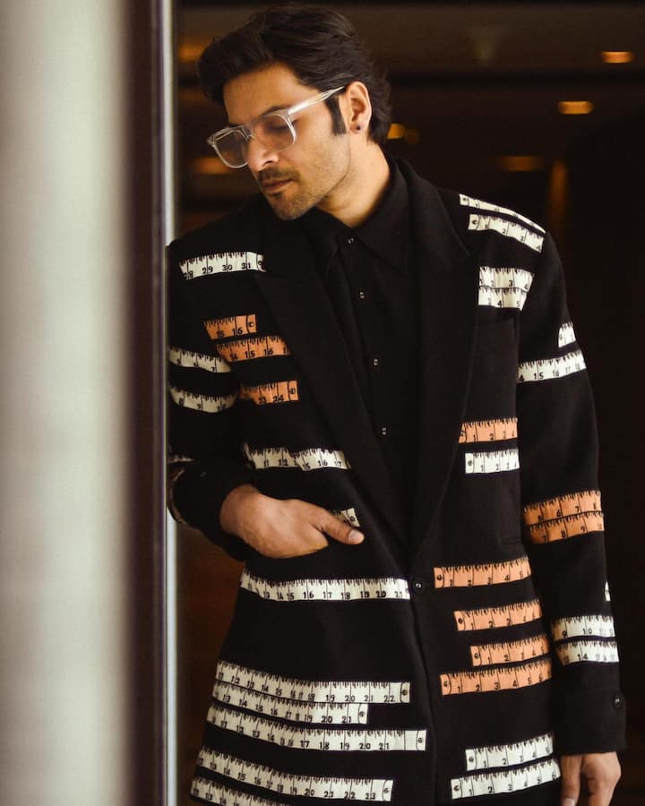 बात करें ‘मिर्जापुर 3’ की तो इसमें अली फजल के अलावा, पंकज त्रिपाठी, रसिका दुग्गल, विजय वर्मा, श्वेता त्रिपाठी और ईशा तलवार जैसे दिग्गज एक्टर्स नजर आने वाले हैं.