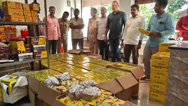 Konaseema District News Fake cigarettes valued at Rs 14 lakh seized at Amalapuram Fake Cigarettes: కోనసీమలో నకిలీ మాఫియా- రూ.14 లక్షల విలువైన నకిలీ సిగరెట్లు, నిషేధిత ఉత్పత్తులు స్వాధీనం