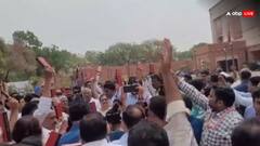 हाथ में संविधान की कॉपी... संसद भवन के बाहर 'INDIA' गठबंधन के सांसदों का मार्च