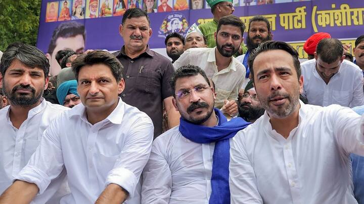 न्यूज तक की रिपोर्ट के मुताबिक चंद्रशेखर आजाद ने कहा कि मेरा ऐसा कहना उस समय के लिए था जब उनकी सरकार बनने की स्थिति आती. उनके पास अगर 271 प्रमाण पत्र आ जाए तो मुझे बता देना. लेकिन मैंने हाथ इस बात पर जोड़े की अब मैं अलायंस में किसी के दरवाजे पर नहीं जाने वाला.