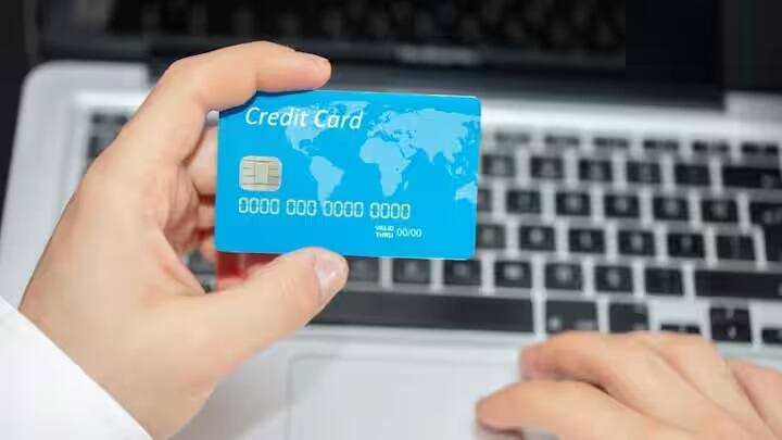 Credit Card Rules: ભારતમાં હવે ઘણા લોકો ક્રેડિટ કાર્ડનો ઉપયોગ કરે છે. પરંતુ શું તમે જાણો છો કે ક્રેડિટ કાર્ડ પર 16 નંબર કેમ હોય છે. આ પાછળનું કારણ શું છે? ઘણીવાર લોકો પાસે કંઈપણ ખરીદવા માટે પૈસા હોતા નથી. તેથી તે વસ્તુ ખરીદવા માટે તે ક્રેડિટ કાર્ડનો ઉપયોગ કરે છે.