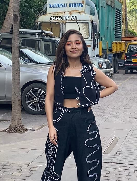 वहीं ‘गोलू’ यानि श्वेता त्रिपाठी का एक बार फिर किलर लुक देखने को मिला. एक्ट्रेस ऑल ब्लैक लुक में कहर ढहाती दिखी.