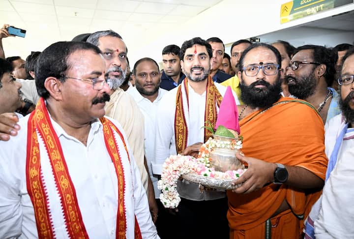 ఐటీ, విద్యా, ఆర్టీజీ శాఖల మంత్రిగా నారా లోకేశ్ బాధ్యతలు చేపట్టారు. ఆయనకు సచివాలయంలోకి పండితులు పూర్ణకుంభంతో స్వాగతం పలికారు.