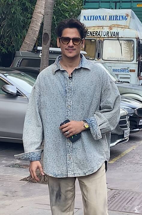 वहीं विजय वर्मा इस इवेंट में काफी स्टाइलिश लुक में दिखे. एक्टर ने ओवरसाइज शर्ट के साथ ऑफ व्हाइट जींस में काफी डेशिंग लग रहे थे.