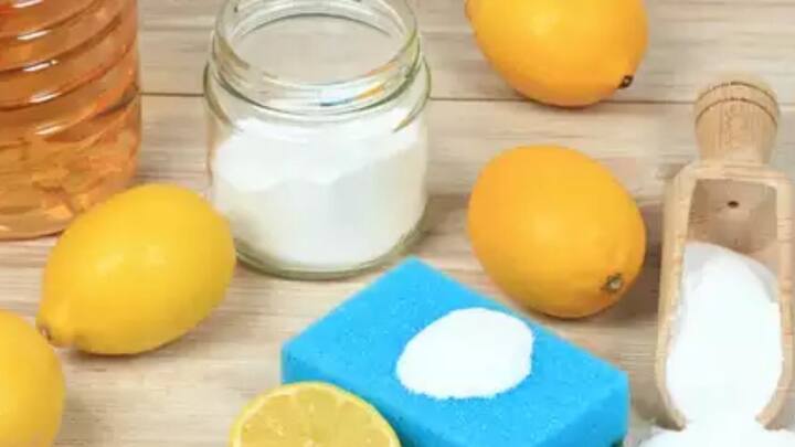 काॅकरोच को भगाने के लिए आप चाहें तो नींबू और बेकिंग सोडा का घोल बना सकते हैं. इस घोल को आप काॅकरोच पर छिड़केंगे तो काॅकरोच भाग जाएंगे.