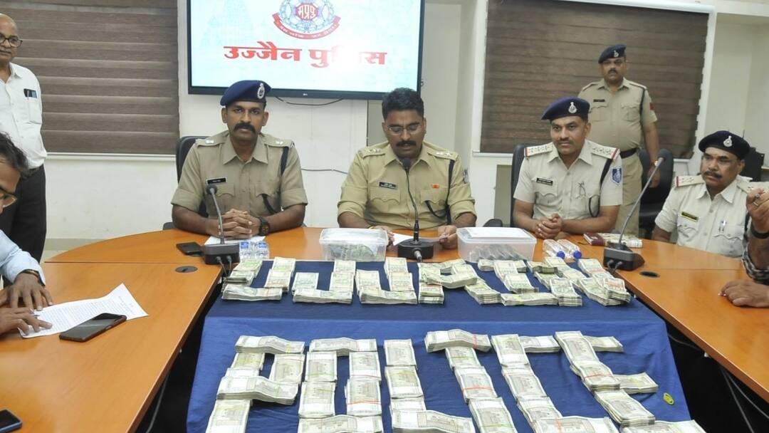 गुजरात से ठग गिरोह के पांच सदस्य गिरफ्तार, MP के व्यापारियों को लगाया था लाखों का चूना Ujjain 5 members of thug gang arrested from Gujarat grain traders were cheated ANN गुजरात से ठग गिरोह के पांच सदस्य गिरफ्तार, MP के व्यापारियों को लगाया था लाखों का चूना