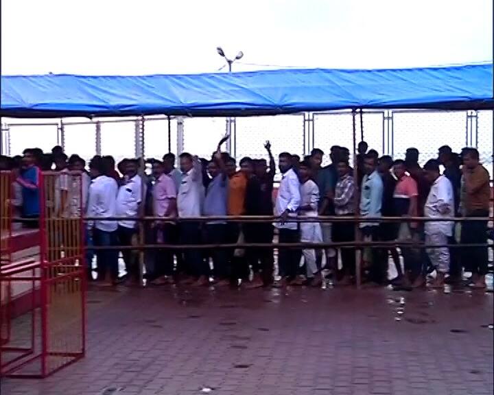 अंगारकीनिमित्त गणपतीपुळे येथील मंदिरात पहाटेपासून भाविकांच्या दर्शनासाठी रांगा आहेत.