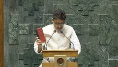 संसद में यूपी से सबसे पहले इस सांसद ने ली शपथ, हाथ में रखी संविधान की किताब