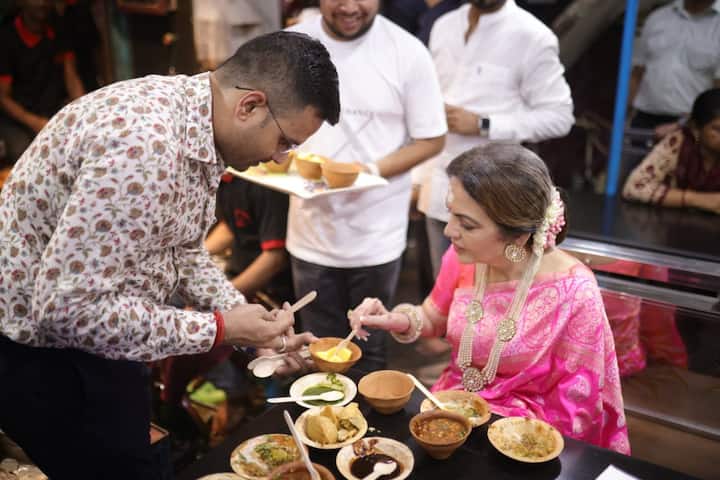 నీతా అంబానీ చాట్ షాప్లో దుకాణదారులతో ఇంటరాక్ట్ అవుతూ కనిపించారు. వారు చూపించిన మెనూ నుంచి ఆమె ఇష్టమైన ఆలూ చాట్ ఎంపిక చేశారు.