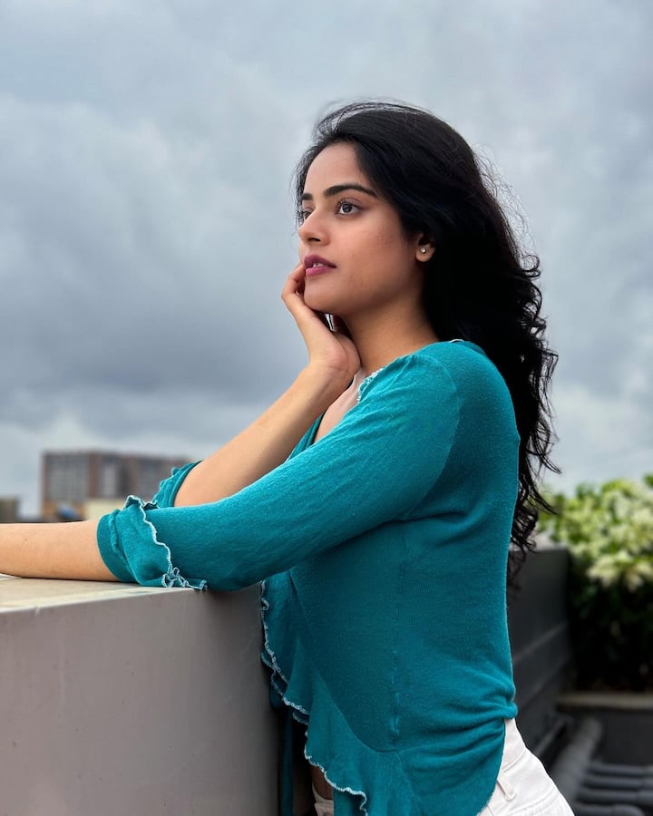 మరాఠీతో పాటు పలు భాషల్లో సినిమాలు చేసింది. అందం, అభినయంతో ప్రేక్షకులను ఆకట్టుకుంది.  Photo Credit: Riddhi Kumar/Instagram