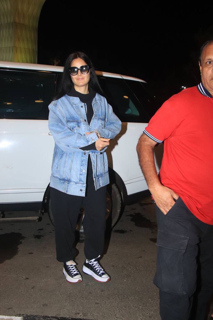 कैटरीना कैफ, आखिरी बार विजय सेतुपति के साथ ‘मेरी क्रिसमस’ में नजर आई थीं. फिलहाल एक्ट्रेस इन दिनों अपने एयरपोर्ट लुक से सुर्खियां बटोर रही हैं. आज सुबह भी एक्ट्रेस को बेहद कॉम्फी लुक में एयरपोर्ट पर स्पॉट किया गया.