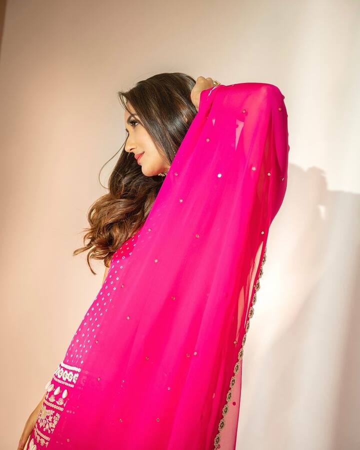 બોલિવૂડ એક્ટ્રેસ નિકિતા દત્તા પોતાની એક્ટિંગ કરતા પોતાના ફેશન સ્ટેટમેન્ટના કારણે વધુ ચર્ચામાં રહે છે. જ્યારે પણ અભિનેત્રી ઈન્સ્ટાગ્રામ પર તેની તસવીરો પોસ્ટ કરે છે, ત્યારે ચાહકો તેના દરેક લુકને ખૂબ જ પસંદ કરે છે.