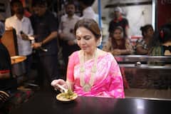 Nita Ambani Photos: नीता अंबानी ने चखा बनारसी चाट का स्वाद, पिंक साड़ी में दिखा एलीगेंट लुक, तस्वीरें वायरल