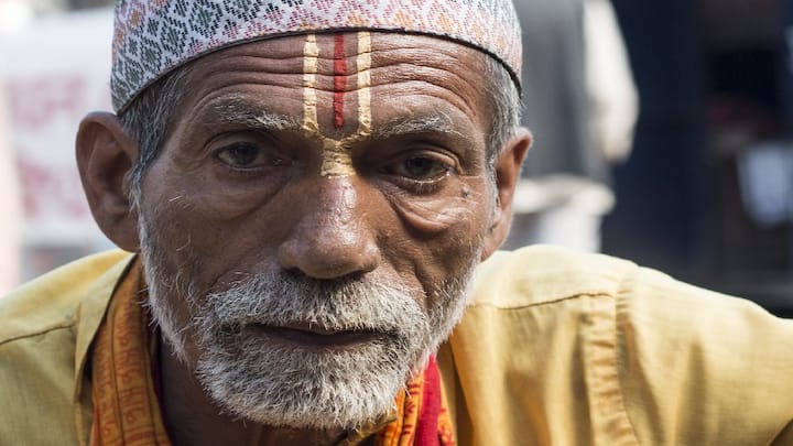 शास्त्रों के अनुसार तिलक लगाने से ग्रहों की स्थिति बेहतर होती है और रुके हुए काम भी बन जाते हैं। दिन के अनुसार तिलक लगाने से शुभ फल मिलते हैं। ऐसा माना जाता है कि सोमवार के दिन सफेद चंदन का तिलक लगाने से मन शांत रहता है।