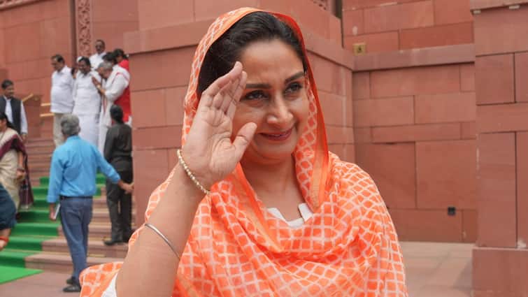 Harsimrat Kaur Badal said  Emergency movie should be boycotted Punjab News: ‘ਕੰਗਨਾ ਨੇ ਹਮੇਸ਼ਾ ਸਿੱਖਾਂ ਨੂੰ ਬਣਾਇਆ ਨਿਸ਼ਾਨਾ, ਸਿਨੇਮਾ ਮਾਲਕ ਵੀ ਨਾ ਦਿਖਾਉਣ ਅਜਿਹੀ ਫਿਲਮ, ਵਿਗੜ ਜਾਣਗੇ ਪੰਜਾਬ ਦੇ ਹਲਾਤ’