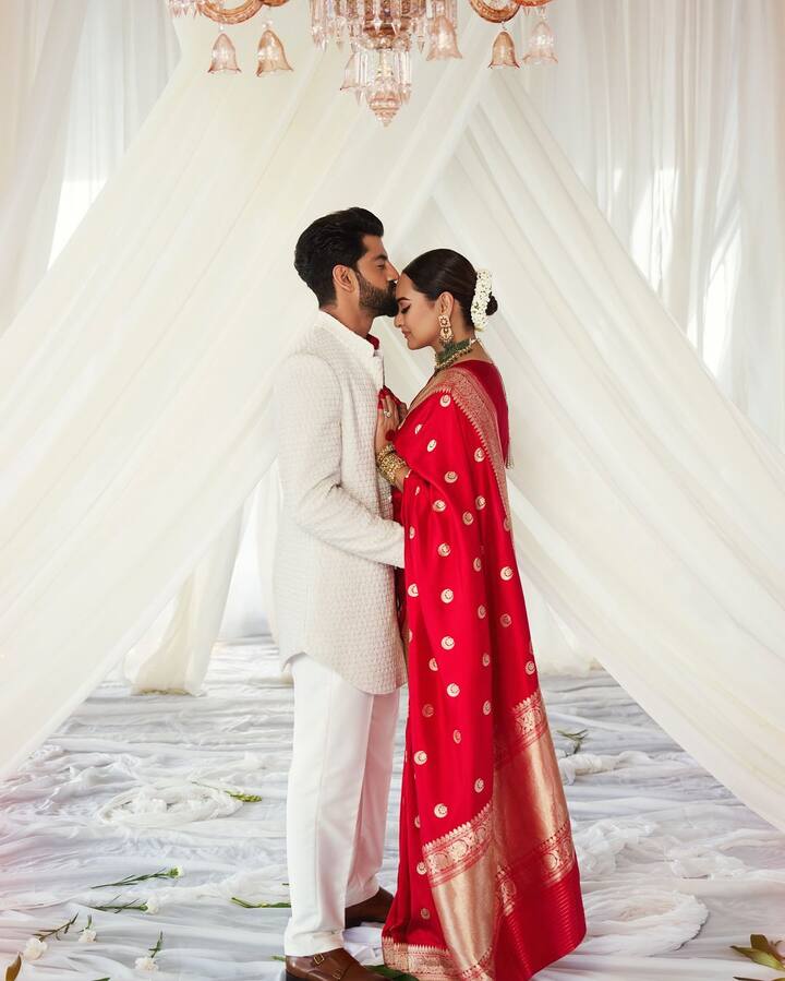 इन रोमांटिक फोटोज को शेयर करते हुए कपल ने एक खास कैप्शन भी लिखा है. उन्होंने लिखा कि, ‘हमारे सभी दोस्तों, परिवारों और टीमों का प्यार, हंसी, एकजुटता, उत्साह और समर्थन...ऐसा लगा जैसे प्यार में डूबे दो लोगों को साथ लाने के लिए वो ब्रह्मांड एक साथ आ गया. जिसकी उन्होंने हमेशा आशा की थी.. कामना की और ❤️ के लिए प्रार्थना की..’