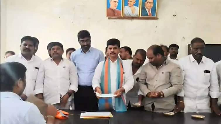 Telangana CM Revanth Reddy brother Tirupati Reddy distributes kalyana lakshmi cheques Tirupati Reddy: ఏ పదవీ లేకున్నా కళ్యాణ లక్ష్మి చెక్కులు పంచిన సీఎం రేవంత్ రెడ్డి సోదరుడు, జెడ్పీటీసీ మండిపాటు