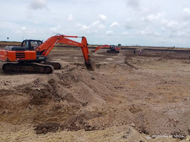 Thoothukudi news Gravel soil being dumped for Winfast construction works - TNN வின்பாஸ்ட்  நிறுவன கட்டுமான பணிகளுக்காக சரமாரியாக அள்ளப்படும் சரள் மண் - அரசுக்கு வருவாய் இழப்பை ஏற்படுத்தும் நிலை