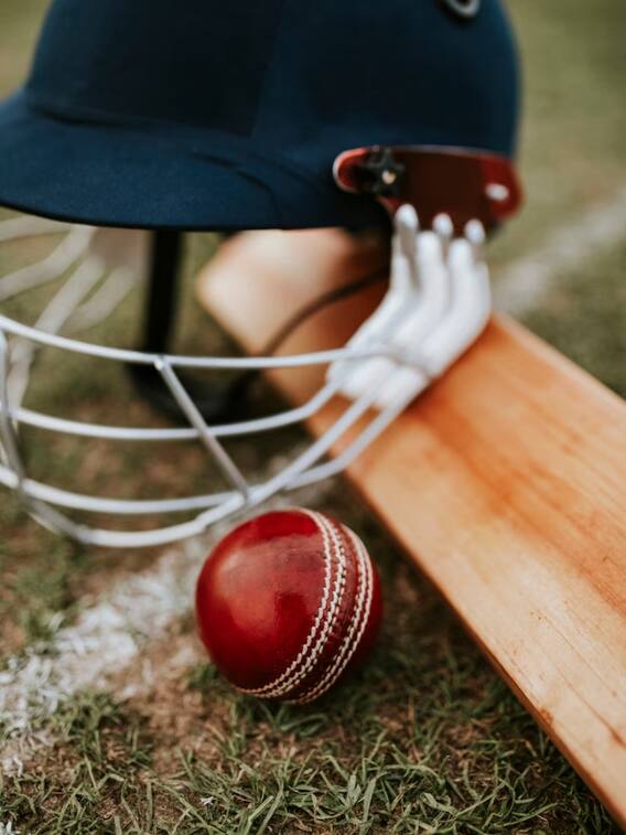 सबसे पहले किसने बनाई थी क्रिकेट बॉल?