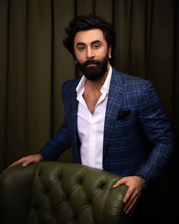 फिर रणबीर ने उनसे ये पूछा कि, तुम किसके लिए काम करते हो, तो उन्होंने बताया कि मेरे लिए...तो उन्होंने फोटोग्राफर का फोन छीन लिया और कहा कि अपने बॉस को कहना कि मुझे कॉल करें.