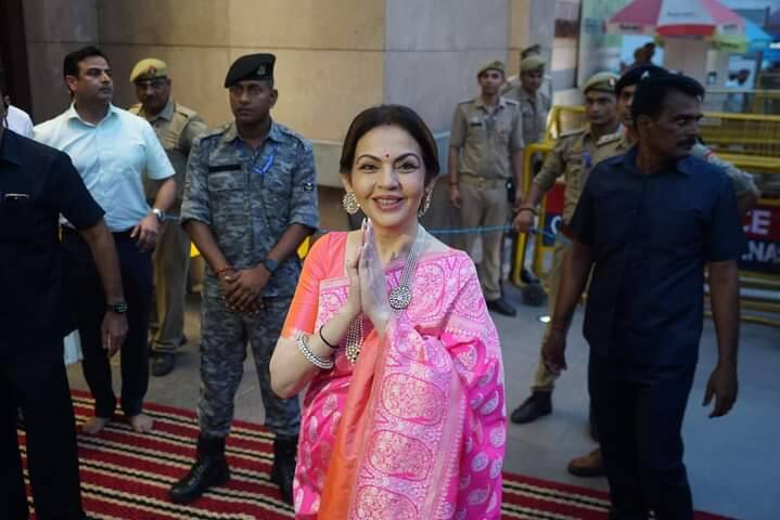 వారణాసిలో నీతా అంబానీతోపాటు డిజైనర్ మనీష్ మల్హోత్రా కూడా ఉన్నారు. గంగా నది ఒడ్డున జరిగే గంగా ఆరతి కార్యక్రమానికి కూడా నీతా అంబానీ హాజరయ్యారు.