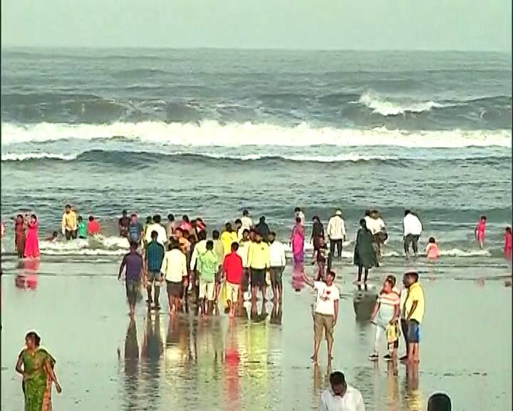 ऐन पावसाळ्यात लोक दर्शनासोबतच समुद्रकिनारी मज्जा करत आहेत.