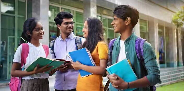 નવી ઈમિગ્રેશન પોલિસીના અમલ પહેલા ગયા વર્ષે જાન્યુઆરીથી એપ્રિલ સુધીમાં ઓસ્ટ્રેલિયાએ 104,808 ભારતીય વિદ્યાર્થીઓને સ્ટડી વિઝા આપ્યા હતા, જ્યારે આ વખતે આ આંકડો માત્ર 74,421 છે. અગાઉ ભારતીય વિદ્યાર્થીઓની સંખ્યામાં આટલો ઘટાડો કોરોના મહામારી દરમિયાન જોવા મળ્યો હતો. 2019-20 અને 2020-21 દરમિયાન આ ઘટાડો 53 ટકાની નજીક હતો.