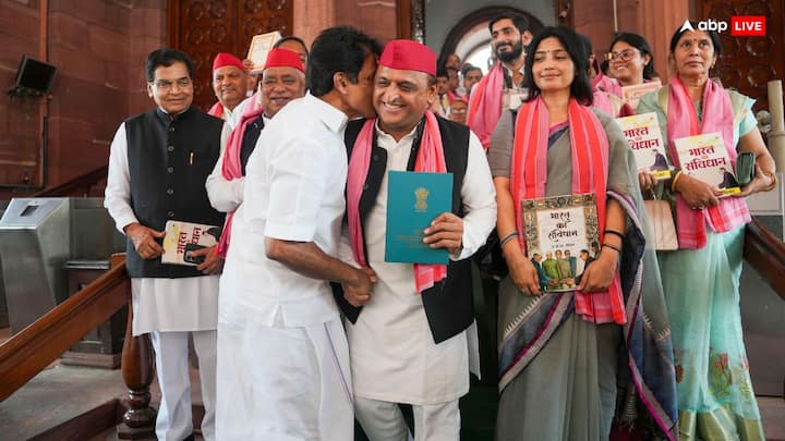 Akhilesh Yadav-KC Vengopal Viral Photo: यूपी के कन्नौज से सपा के सांसद अखिलेश यादव सोमवार को संसद परिसर में जब संविधान लेकर खड़े थे, तभी कांग्रेस के केसी वेणुगोपाल उनसे मिलने आए थे.