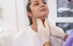 Thyroid Symptoms: ਥਾਇਰਾਇਡ ਵਧਣ ਤੋਂ ਪਹਿਲਾਂ ਸਰੀਰ 'ਚ ਹੁੰਦਾ ਖਤਰਨਾਕ ਬਦਲਾਅ, ਇਦਾਂ ਕਰ ਸਕਦੇ ਕੰਟਰੋਲ