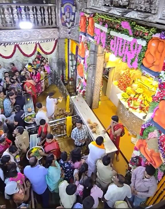 अंगारकी चतुर्थी निमित्त पुण्यातील दगडूशेठ मंदिरात दर्शनासाठी भाविकांनी मोठी गर्दी केली आहे.