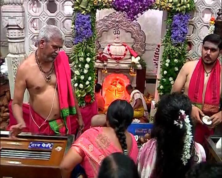 दिवसभरामध्ये लाखो भाविक बाप्पाचे दर्शन घेणार आहेत.