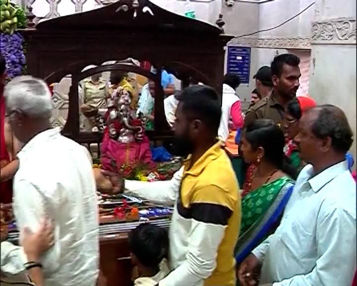 साबुदाणा खिचडी, केळी, वेफर्स, राजगिरा लाडू आणि जोडीला चहाचं मोफत वाटप भाविकांना केलं जात आहे.