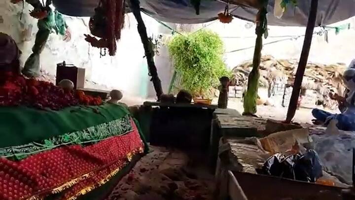 लोगों की मान्यता है कि इस दरगाह में झाड़ू चढ़ाने से किसी भी प्रकार की स्किन से जुड़ी समस्याएं ठीक हो जाती है. यही कारण है कि लोग यहां झाड़ू लेकर आते हैं.